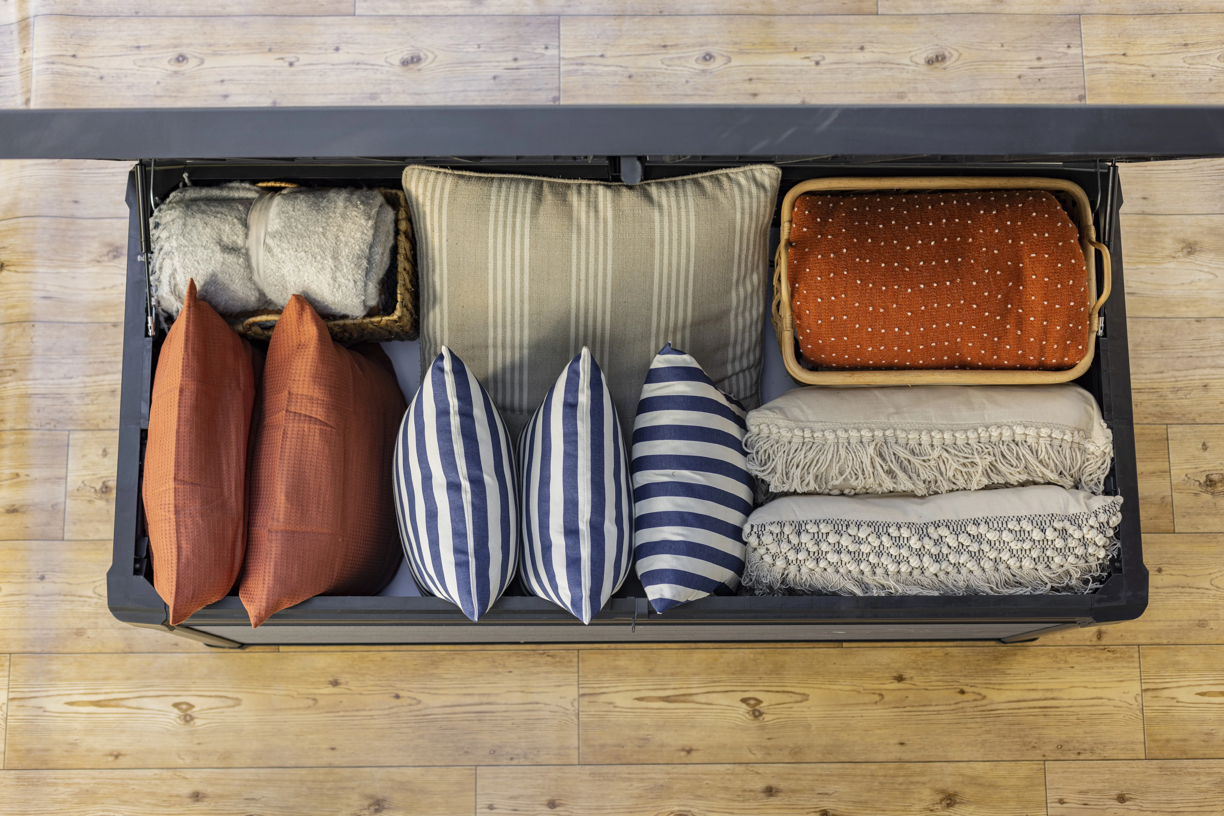 Cortina 570L Deck Box - Image 5