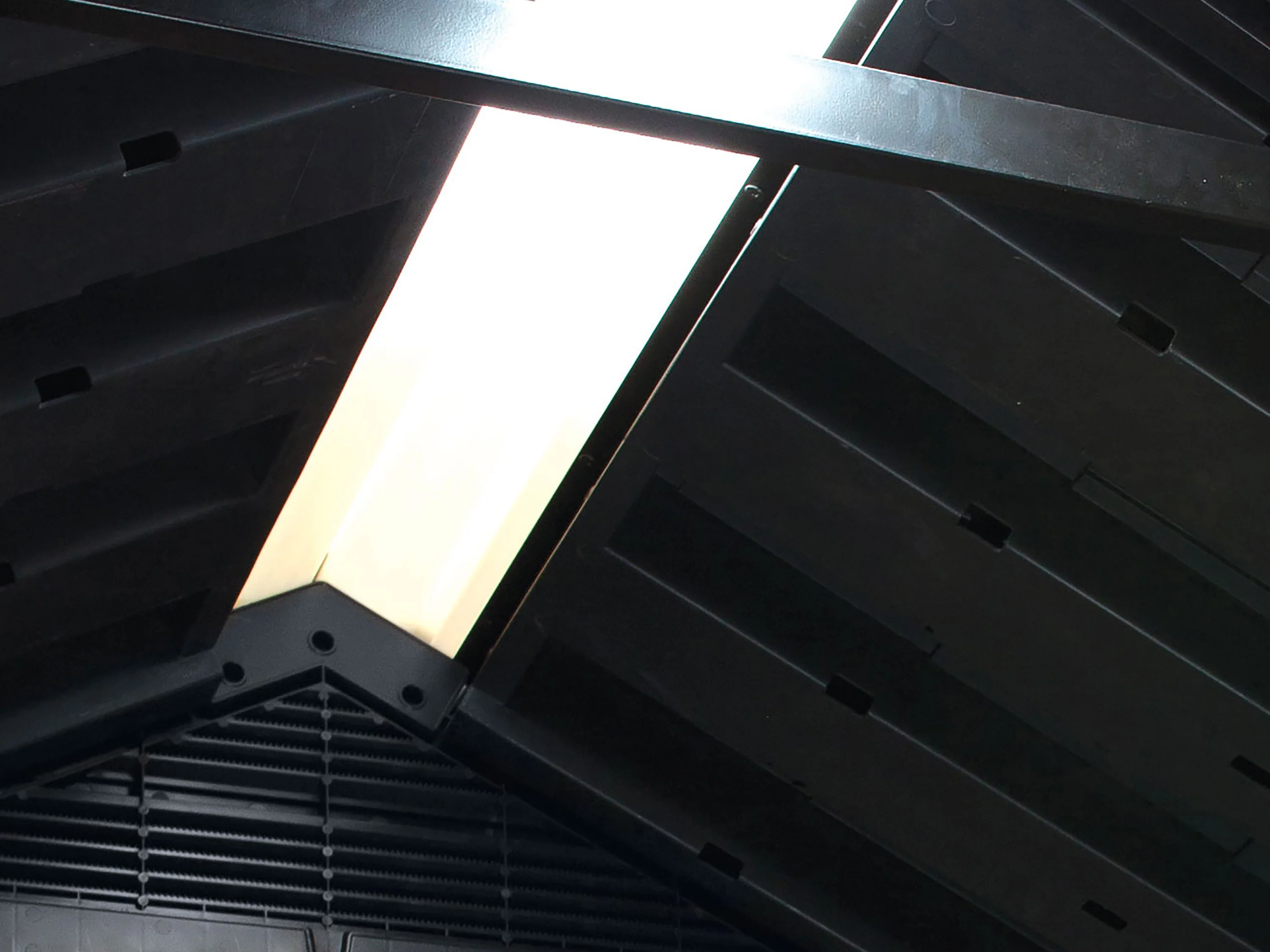 Newton Plus 757 Shed - Grey 2.1m x 2.16m - Image 9